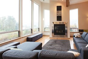 Mountain House 4 Bedroom Home by RedAwning