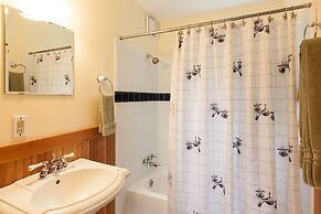 Daisy's Place 3 Bedroom Home by RedAwning