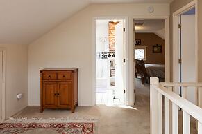 Daisy's Place 3 Bedroom Home by RedAwning