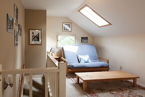 Daisy's Place 3 Bedroom Home by RedAwning