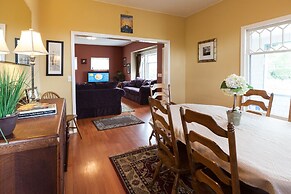 Daisy's Place 3 Bedroom Home by RedAwning