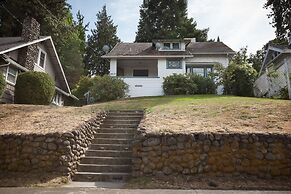 Daisy's Place 3 Bedroom Home by RedAwning