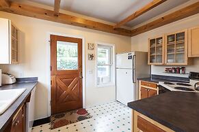 Daisy's Place 3 Bedroom Home by RedAwning