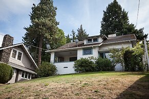 Daisy's Place 3 Bedroom Home by RedAwning