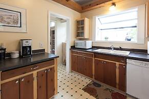 Daisy's Place 3 Bedroom Home by RedAwning