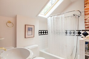 Daisy's Place 3 Bedroom Home by RedAwning