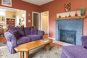 Daisy's Place 3 Bedroom Home by RedAwning