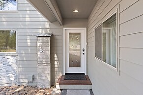 2 Landrise Pet-Friendly Home with Bikes to Use by RedAwning