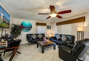 Hidden Oasis 7 Day Minimum 2 Bedroom Condo by Redawning