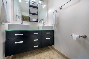 Hidden Oasis 7 Day Minimum 2 Bedroom Condo by RedAwning