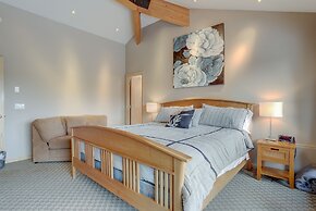 3 Mulligan Home features Hot Tub on Private Deck and Wood-Burning Fire