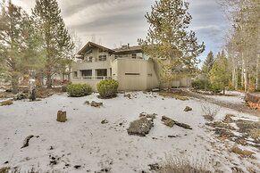 3 Mulligan Home Features Hot Tub on Private Deck and Wood-burning Fire