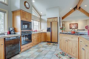 3 Mulligan Home features Hot Tub on Private Deck and Wood-Burning Fire