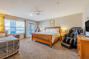 Alley's 22 Condo with Direct Deck Access by RedAwning