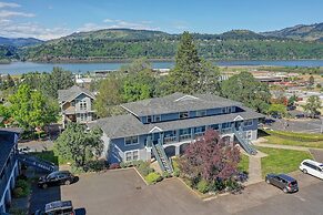 Alley's 22 Condo with Direct Deck Access by RedAwning