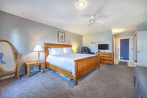 Alley's 22 Condo with Direct Deck Access by RedAwning