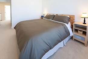 Pet-Friendly Venturi with Fireplace and BBQ on the Deck by RedAwning