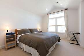 Pet-Friendly Venturi with Fireplace and BBQ on the Deck by RedAwning