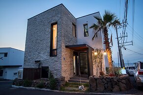 Aewol Bada Town House