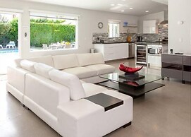 Desert Chill 5 Bedroom Home by RedAwning