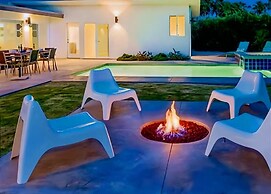 Desert Chill 5 Bedroom Home by RedAwning