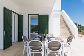 Villa, Trulli e Piscina nel Cuore della Valle d'Itria