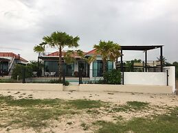 La Playa Beach Front Pool Villa Cha-am