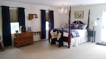 Marvel's on the Creek