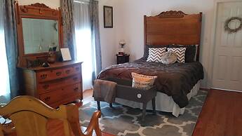 Marvel's on the Creek