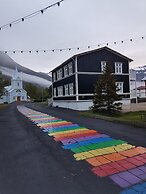 Við Lónið guesthouse