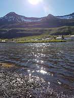 Við Lónið guesthouse