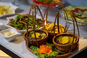 Shining Central Hotel & Spa