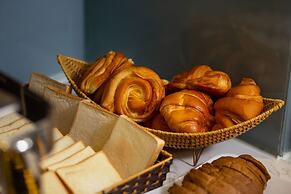 Shining Central Hotel & Spa