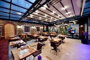 Royal Garden Suite and Hotel