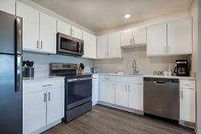 Soka Suites Dallas - Las Colinas