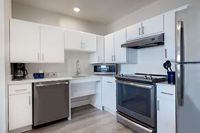 Soka Suites Dallas - Las Colinas