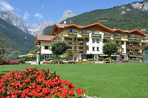 Alle Dolomiti Boutique Lake Hotel