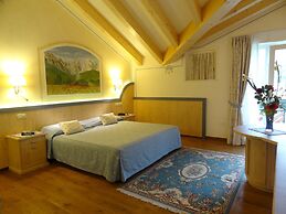 Alle Dolomiti Boutique Lake Hotel