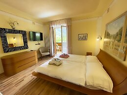 Alle Dolomiti Boutique Lake Hotel