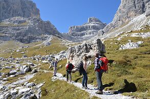 Alle Dolomiti Boutique Lake Hotel