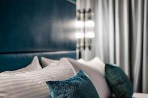 The Dixon, Autograph Collection