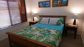 Palm Lakeside - Bowen, Whitsundays Wifi Netflix Private Cool Luxury