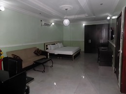 Moongate Hotel and Suites