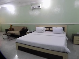 Moongate Hotel and Suites