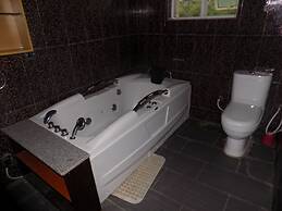 Moongate Hotel and Suites