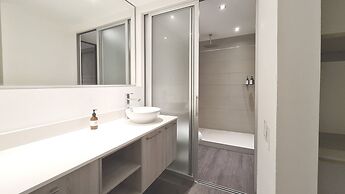 BEE Suites Santa Ana
