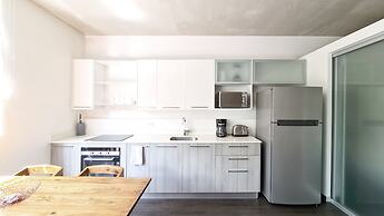 BEE Suites Santa Ana