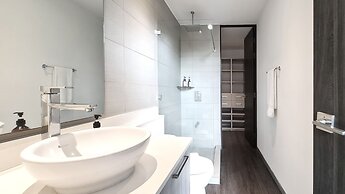BEE Suites Santa Ana