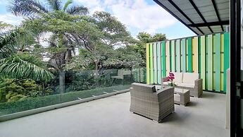 BEE Suites Santa Ana