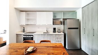 BEE Suites Santa Ana